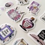 Kit de Die Cuts Livros e Dizeres 1 com 20 Adesivos KIMO ADESIVOS - Imagem 2