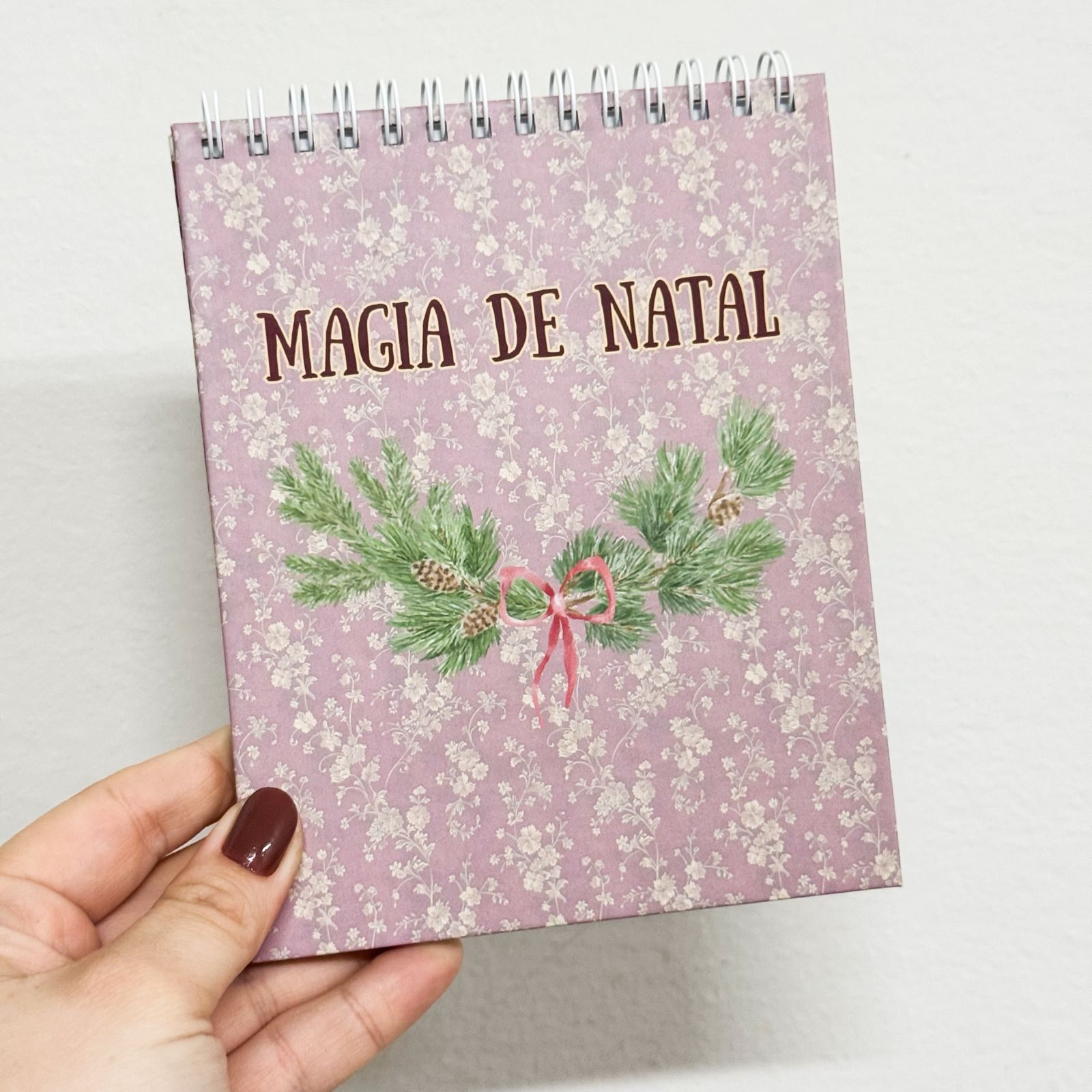 21965ee753126c36a398c096046f0139.jpeg Bloco para Colagens Magia de Natal c/ 30 Folhas 13x16cm KIMO ADESIVOS - Imagem 1